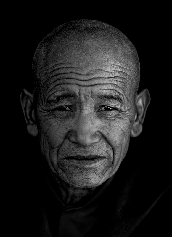 TIBET. Moine bouddhiste Tirage noir et blanc 20 x 27 signé, encadré 50 x 68 cm, série limitée à 5 exemplaires.  (© Pat De Wilde)
