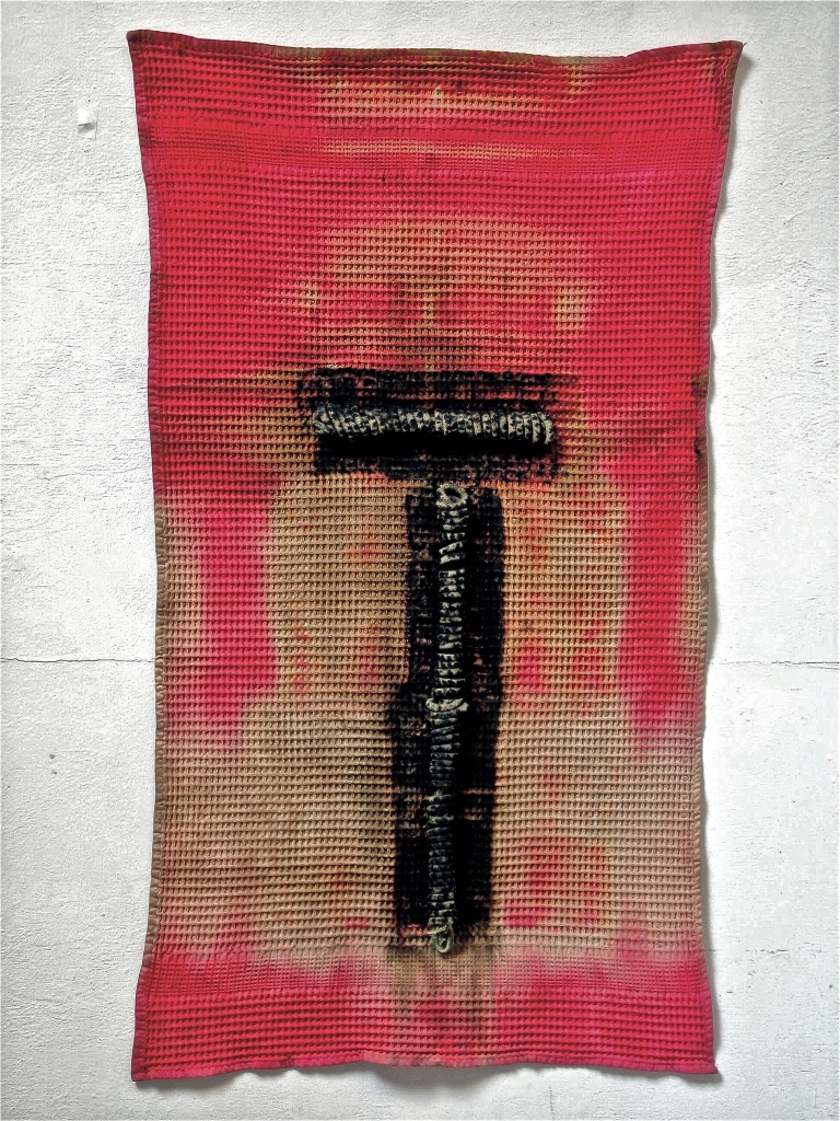 COUPLE TOILE OUTIL CALCINE  (1973, combustion mèche lente sur pigment, 78 x 43 cm)